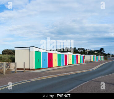 Eine Reihe von sehr bunt Strandhütten an Exmouth Strandpromenade. Gelb, rot, blau und grün. Stockfoto