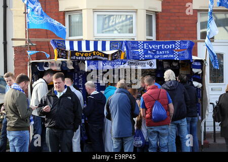 Liverpool, Vereinigtes Königreich. Samstag, 1. November 2014 im Bild: A Stand verkauft Schals und Fahnen draußen Goodison Park.  Re: Premier League Everton V Swansea City FC im Goodison Park, Liverpool, Merseyside, England. Bildnachweis: D Legakis/Alamy Live-Nachrichten Stockfoto