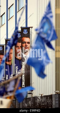 Liverpool, Vereinigtes Königreich. Samstag, 1. November 2014 im Bild: Banner mit Bildern von Everton Manager Roberto Martinez und seine Spieler außerhalb Goodison Park.  Re: Premier League Everton V Swansea City FC im Goodison Park, Liverpool, Merseyside, England. Bildnachweis: D Legakis/Alamy Live-Nachrichten Stockfoto