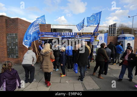 Liverpool, Vereinigtes Königreich. Samstag, 1. November 2014 im Bild: A Stand verkauft Schals und Fahnen draußen Goodison Park.  Re: Premier League Everton V Swansea City FC im Goodison Park, Liverpool, Merseyside, England. Bildnachweis: D Legakis/Alamy Live-Nachrichten Stockfoto