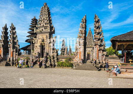 Gläubigen im Tempel Pura Ulun Danu Batur, Bali, Indonesien Stockfoto