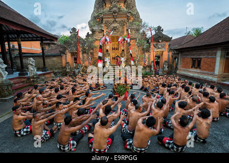 Leistung der balinesische Kecak Tanz, Ubud, Bali, Indonesien Stockfoto