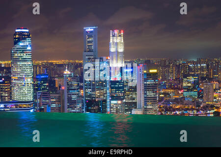 Innenstadt von zentralen Bankenviertel in der Nacht aus dem Infinity-Pool des Marina Bay Sands, Singapur betrachtet Stockfoto