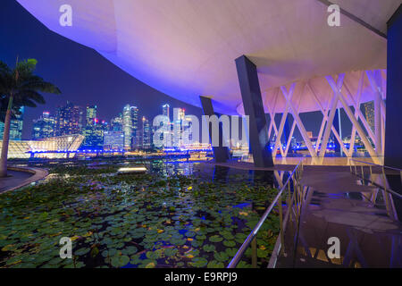 Innenstadt von zentralen Bankenviertel nachts gesehen von Kunst und Wissenschaft Museum, Singapur Stockfoto