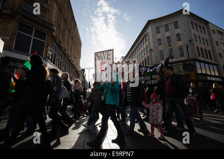 Liverpool, Vereinigtes Königreich. 1. November 2014. Eine Anti-ISIS-Demonstration fand im Stadtzentrum von Liverpool am Samstag, 1. November 2014 statt. Die Demonstranten sind gegen die Terrororganisation, ISIS, und sagen, dass sie kurdische Kämpfer in Syrien unterstützen. Bildnachweis: Christopher Middleton/Alamy Live-Nachrichten Stockfoto