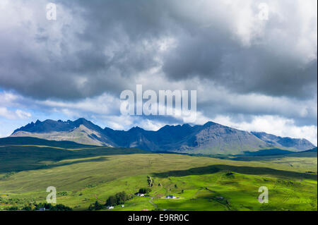 Grau dunkel Wolkenbildung über die Cuillin Bergkette und Croft Hütten in der Nähe von Coillure auf Isle Of Skye in den Highlands und Stockfoto