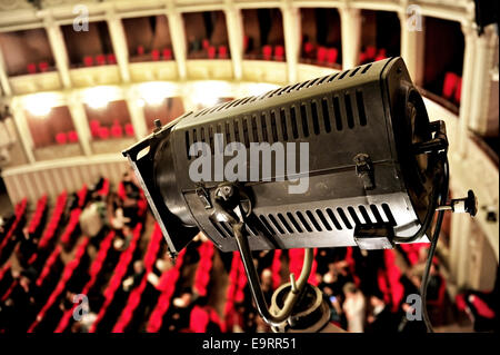 Mit einem großen Scheinwerfer in einem Theater hautnah Stockfoto