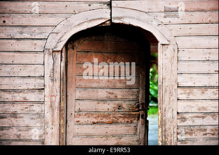 Architektur Detail mit einer sehr alten Holzhaus-Fronttür Stockfoto