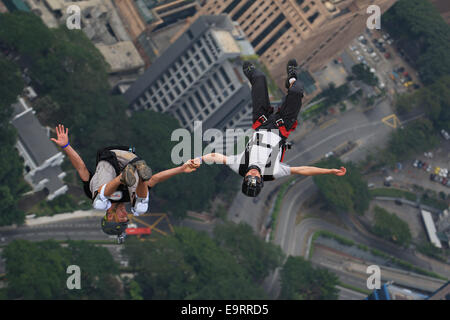 KL-Tower-BASE-Jump 2014 ist eine jährliche Veranstaltung der Kuala Lumpur Tower, der internationalen und nationalen Zuschauer angezogen haben. Stockfoto