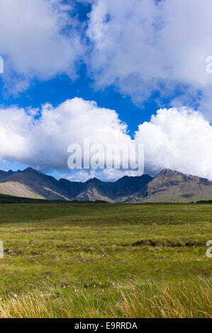 Geschwollene weißen Cumulus-Wolken über ikonische Cuillin Bergkette auf Isle Of Skye in den Highlands und Inseln Schottlands Stockfoto