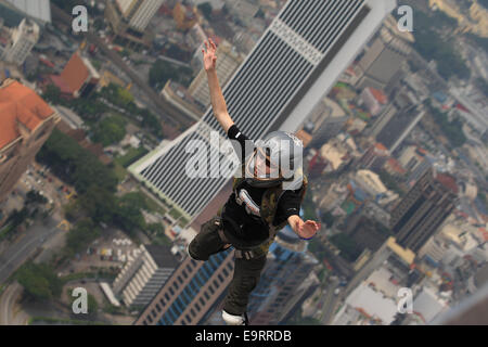 KL-Tower-BASE-Jump 2014 ist eine jährliche Veranstaltung der Kuala Lumpur Tower, der internationalen und nationalen Zuschauer angezogen haben. Stockfoto