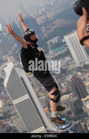 KL-Tower-BASE-Jump 2014 ist eine jährliche Veranstaltung der Kuala Lumpur Tower, der internationalen und nationalen Zuschauer angezogen haben. Stockfoto