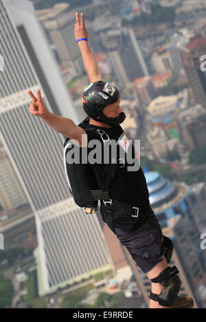 KL-Tower-BASE-Jump 2014 ist eine jährliche Veranstaltung der Kuala Lumpur Tower, der internationalen und nationalen Zuschauer angezogen haben. Stockfoto