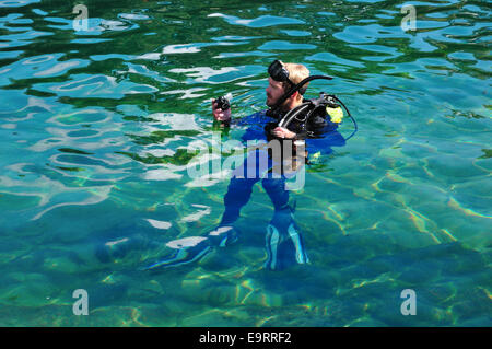 Scuba Diver überprüft seine Ausrüstung in den Pool im De Leon Springs State Park, Florida Stockfoto