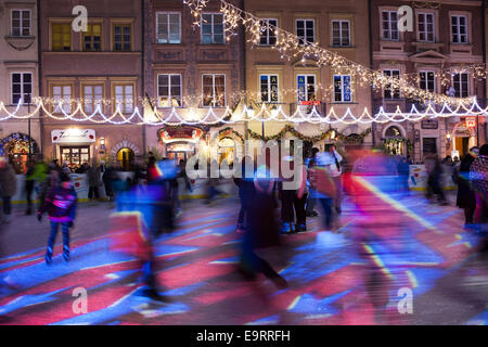 Menschen auf Eisbahn Schlittschuh laufen während der Weihnachtszeit in der alten Stadt Square von Warschau, Polen. Stockfoto