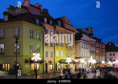 Historische Häuser in der Nacht in der Altstadt von Warschau in Polen. Stockfoto