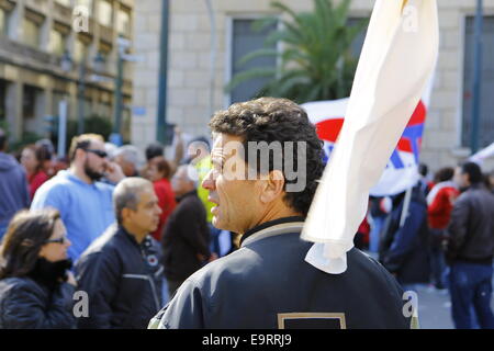 Athen, Griechenland. 1. November 2014. Ein Demonstrant Uhren den Protest marschieren vorbei. Tausende von Demonstranten versammelten sich im Athens Syntagma-Platz unter dem Banner der griechischen kommunistischen Union PAME (All-Arbeiter militante Front), Protest gegen die griechische Regierung und Fortsetzung der Sparmaßnahmen in Griechenland. Bildnachweis: Michael Debets/Pacific Press/Alamy Live-Nachrichten Stockfoto