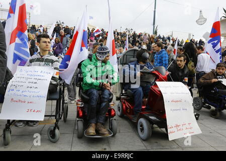 Athen, Griechenland. 1. November 2014. Behinderte Demonstranten protestieren gegen Kürzungen bei Behinderung Leistungen. Tausende von Demonstranten versammelten sich im Athens Syntagma-Platz unter dem Banner der griechischen kommunistischen Union PAME (All-Arbeiter militante Front), Protest gegen die griechische Regierung und Fortsetzung der Sparmaßnahmen in Griechenland. Bildnachweis: Michael Debets/Pacific Press/Alamy Live-Nachrichten Stockfoto