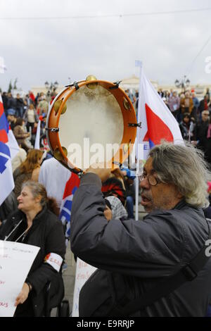 Athen, Griechenland. 1. November 2014. Ein Demonstrant spielt ein Tamburin. Tausende von Demonstranten versammelten sich im Athens Syntagma-Platz unter dem Banner der griechischen kommunistischen Union PAME (All-Arbeiter militante Front), Protest gegen die griechische Regierung und Fortsetzung der Sparmaßnahmen in Griechenland. Bildnachweis: Michael Debets/Pacific Press/Alamy Live-Nachrichten Stockfoto