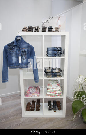 Mirja du Mont feiert die Eröffnung ihrer ersten Fashion-Store zusammen mit dem Start ihrer Mode-Kollektion.  Mitwirkende: Anzeigen wo: Hamburg, Deutschland bei: 29. April 2014 Stockfoto