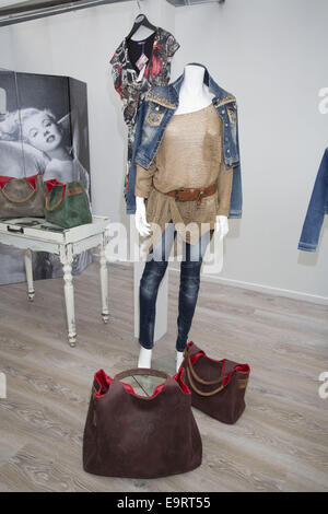 Mirja du Mont feiert die Eröffnung ihrer ersten Fashion-Store zusammen mit dem Start ihrer Mode-Kollektion.  Mitwirkende: Anzeigen wo: Hamburg, Deutschland bei: 29. April 2014 Stockfoto