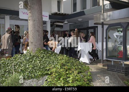 Mirja du Mont feiert die Eröffnung ihrer ersten Fashion-Store zusammen mit dem Start ihrer Mode-Kollektion.  Mitwirkende: Atmosphäre wo: Hamburg, Deutschland bei: 29. April 2014 Stockfoto