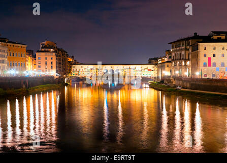 Ponte Vecchio in der Nacht, Florenz. Stockfoto