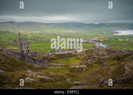 Atemberaubende Aussicht über das Dorf Alihies mit verlassenen Mine im Vordergrund Stockfoto
