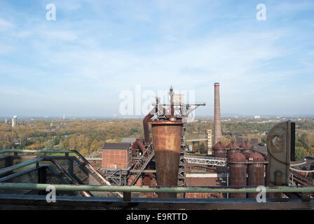 Blick über Duisburg, Deutschland, vom Landschaftspark, eines ehemaligen Stahlwerks jetzt ein Kunst- und Erholungszentrum Stockfoto