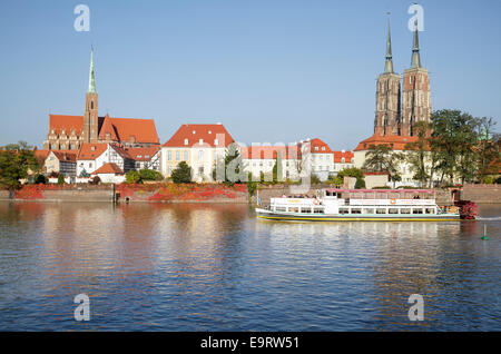 Kathedrale Insel Ostrow Tumski mit Ausflugsschiff an der Fluss Oder, Wroclaw, Polen Stockfoto