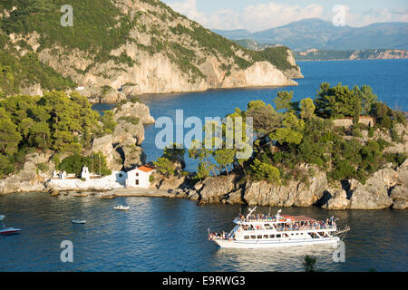 EPIRUS, GRIECHENLAND. Ein Ausflugsschiff vorbei Panagias Insel in der Bucht von Parga. 2014. Stockfoto