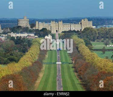 Windsor Castle von Snow-Hill auf der Long Walk im Windsor Great Park mit Herbst Farben Stockfoto