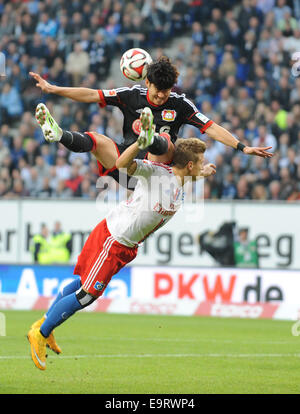 Hamburg, Deutschland. 1. November 2014. Hamburgs Matthias Ostrzolek und Leverkusens Heung-Min Son wetteifern um den Ball in der deutschen Bundesliga-Spiel zwischen dem Hamburger SV und Bayer Leverkusen in Imtech Arena in Hamburg, Deutschland, 1. November 2014. Foto: CARMEN JASPERSEN/Dpa (Achtung: aufgrund der Akkreditierungsrichtlinien die DFL nur erlaubt die Veröffentlichung und Nutzung von bis zu 15 Bilder pro Spiel im Internet und in Online-Medien während des Spiels.) / Dpa/Alamy Live News Stockfoto