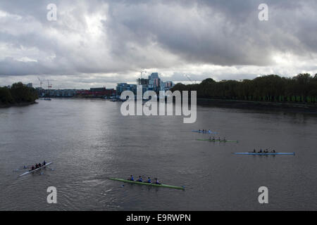 Putney, London, UK. 1. November 2014. UK-Wetter. Wriggen Boote Praxis auf der Themse in Putney London Credit: Amer Ghazzal/Alamy Live-Nachrichten Stockfoto