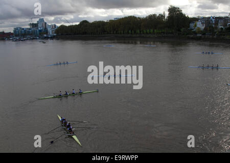 Putney, London, UK. 1. November 2014. UK-Wetter. Wriggen Boote Praxis auf der Themse in Putney London Credit: Amer Ghazzal/Alamy Live-Nachrichten Stockfoto