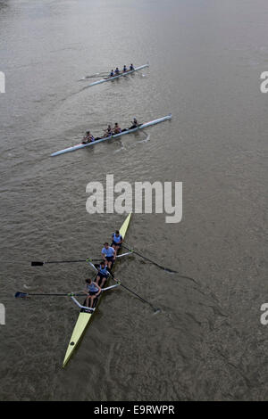 Putney, London, UK. 1. November 2014. UK-Wetter. Wriggen Boote Praxis auf der Themse in Putney London Credit: Amer Ghazzal/Alamy Live-Nachrichten Stockfoto