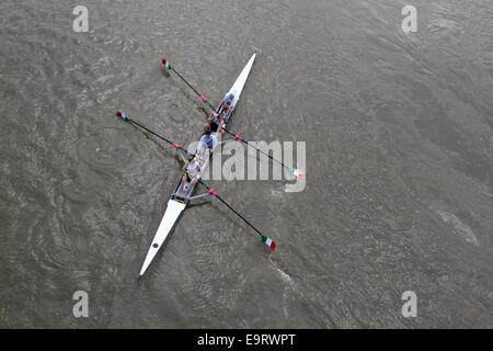 Putney, London, UK. 1. November 2014. UK-Wetter. Wriggen Boote Praxis auf der Themse in Putney London Credit: Amer Ghazzal/Alamy Live-Nachrichten Stockfoto