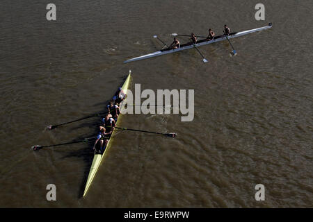 Putney, London, UK. 1. November 2014. UK-Wetter. Wriggen Boote Praxis auf der Themse in Putney London Credit: Amer Ghazzal/Alamy Live-Nachrichten Stockfoto