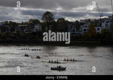 Putney, London, UK. 1. November 2014. UK-Wetter. Wriggen Boote Praxis auf der Themse in Putney London Credit: Amer Ghazzal/Alamy Live-Nachrichten Stockfoto