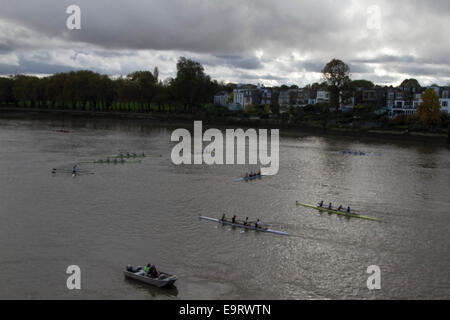 Putney, London, UK. 1. November 2014. UK-Wetter. Wriggen Boote Praxis auf der Themse in Putney London Credit: Amer Ghazzal/Alamy Live-Nachrichten Stockfoto