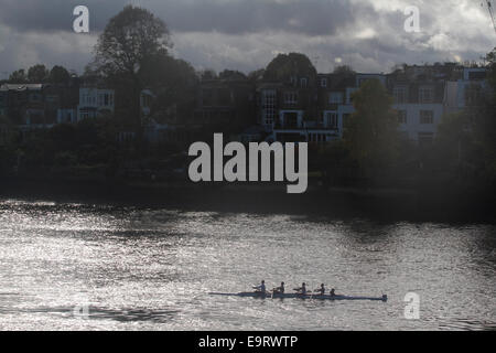 Putney, London, UK. 1. November 2014. UK-Wetter. Wriggen Boote Praxis auf der Themse in Putney London Credit: Amer Ghazzal/Alamy Live-Nachrichten Stockfoto