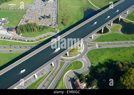 LUFTAUFNAHME. Sart-Kanalbrücke. La Louvière, Provinz Hennegau, Wallonien, Belgien. Stockfoto