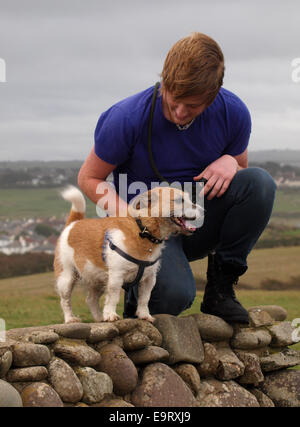 Junger Erwachsener Mann mit seinem Jack Russel Hund, Bude, Cornwall, UK Stockfoto