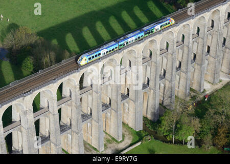 LUFTAUFNAHME. Pendlerzug auf einem historischen (1856 eingeweiht) Steinbogen-Viadukt. Chaumont, Haute-Marne, Champagne-Ardenne, Grand Est, Frankreich. Stockfoto