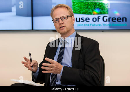 Kopenhagen, Dänemark. 1. November 2014.  Anders Stouge, Deputy Director General bei Danish Energy Association spricht Auslandspresse beim Ministerium für Klima-Briefing in Kopenhagen vor der Veröffentlichung der Zusammenfassung UN-Klimabericht an diesem Sonntag. "Wir brauchen strategische Pläne mit Kohlevorkommen für den Umgang mit Power schwarz Outs haben", sagte er in der Antwort auf die Minister ehrgeizige Pläne von Ausschneiden Kohle als Rohstoff im Jahr 2025, 5 Jahre früher als geplant. Bildnachweis: OJPHOTOS/Alamy Live-Nachrichten Stockfoto