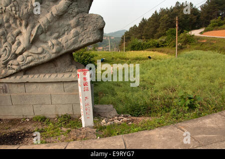 Gedenksteine von Mao Zedongs langen Marsch zwischen Feldern, Provinz Guizhou, China Stockfoto