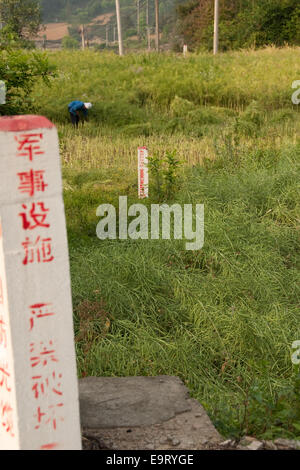 Gedenksteine von Mao Zedongs langen Marsch zwischen Feldern, Provinz Guizhou, China Stockfoto