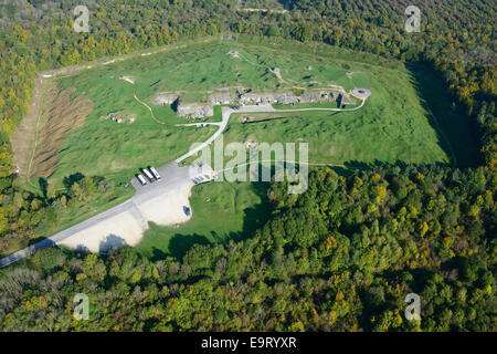 LUFTAUFNAHME. Fort Douaumont und die noch sichtbaren Muschelkrater. Verdun, Meuse, Lothringen, Grand Est, Frankreich. Stockfoto