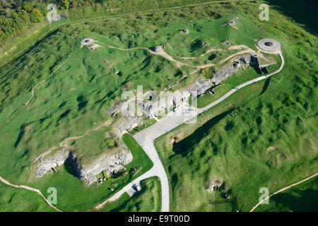 LUFTAUFNAHME. Fort Douaumont und die noch sichtbaren Muschelkrater. Verdun, Meuse, Lothringen, Grand Est, Frankreich. Stockfoto