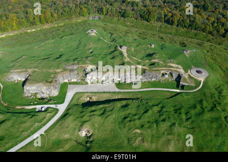 LUFTAUFNAHME. Fort Douaumont und die noch sichtbaren Muschelkrater. Verdun, Meuse, Lothringen, Grand Est, Frankreich. Stockfoto